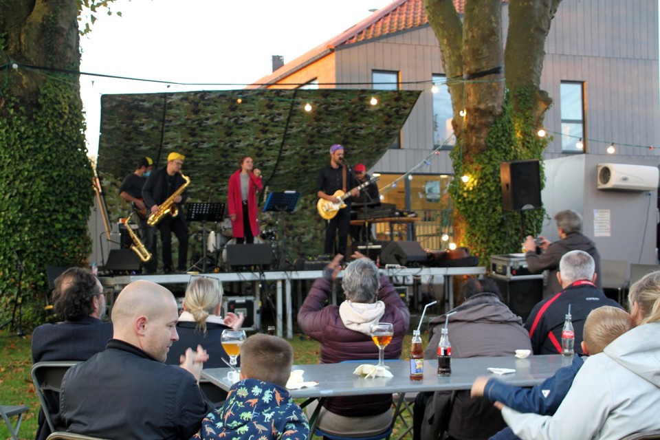 Het nieuwe buurthuis (in de achtergrond) werd met livemuziek op het Stoktseplein ingehuldigd.
