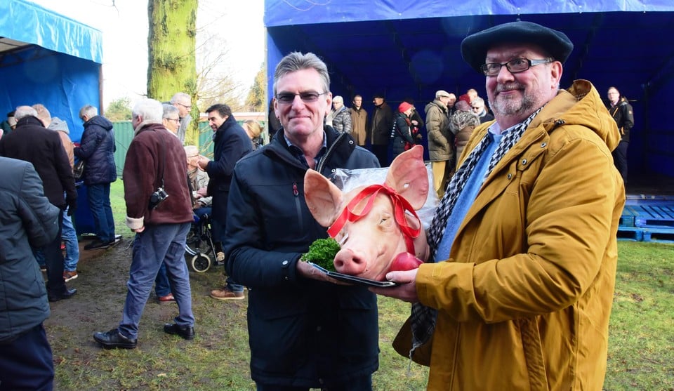 Burgemeester Johan De Ryck koopt de varkenskoop bij de viering in Millegem. Aanstaande zondag hoeft hij dat niet meer te doen. 