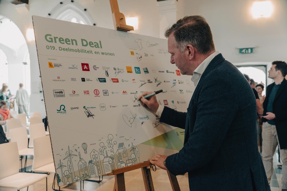 Schepen Alexander Vandersmissen ondertekende de Green Deal deelmobiliteit en wonen.