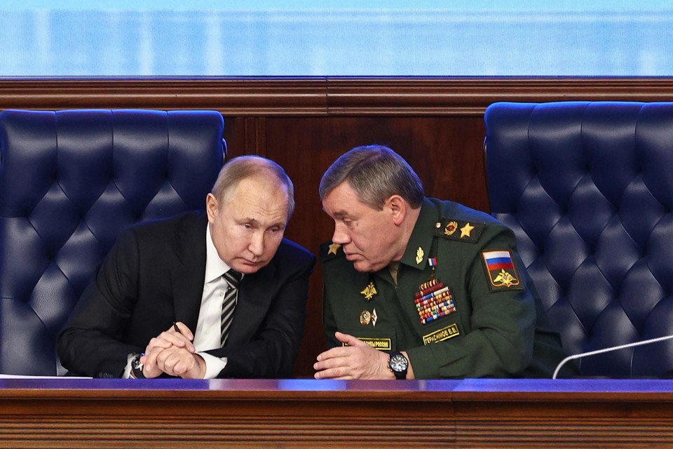 Vladimir Poetin in gesprek met de chef van het leger, generaal Valery Gerasimov. 