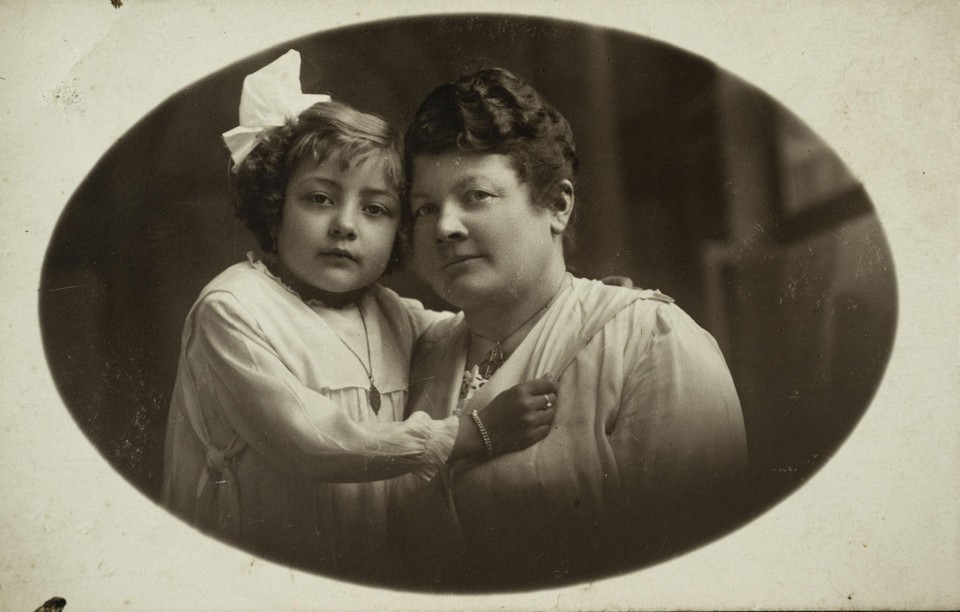 Adeleine als kind in de armen van haar moeder Julia Genechten, ook een verzetsheldin.