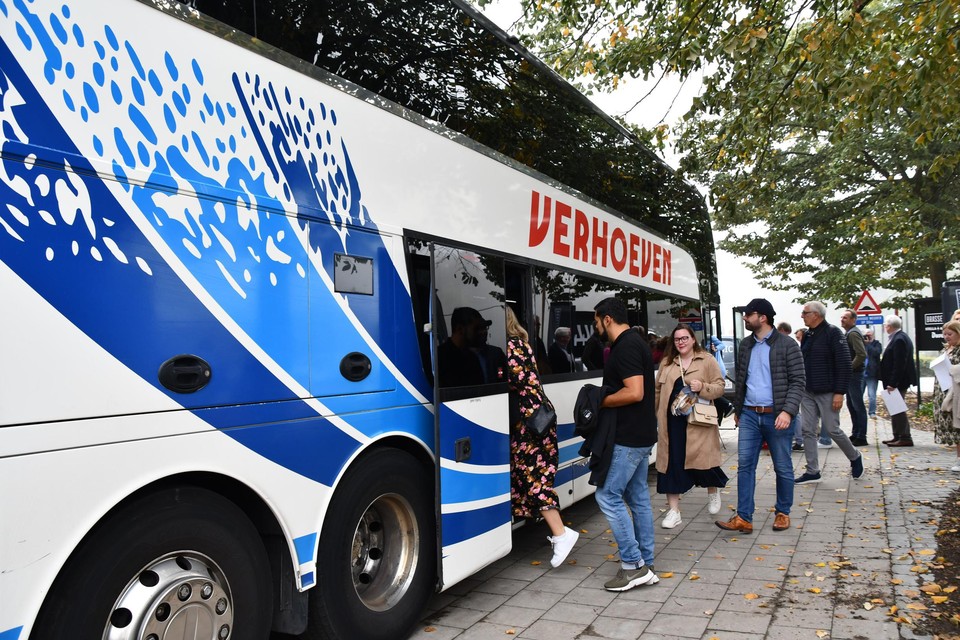 De gemeente voerde 160 nieuwe inwoners per autobus door Schilde, ter kennismaking. 