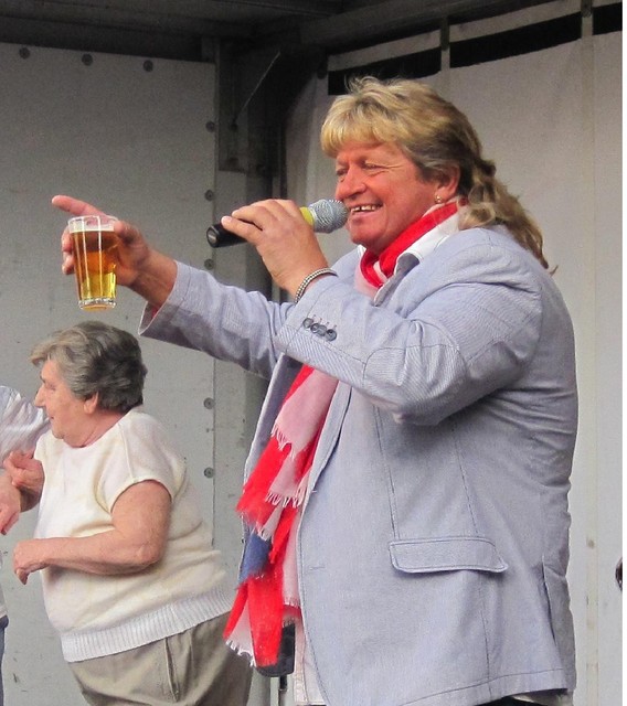 Wijlen Robby Vinny in grote doen: draai voor de GvA-reporter maar ‘Sweet Caroline’.