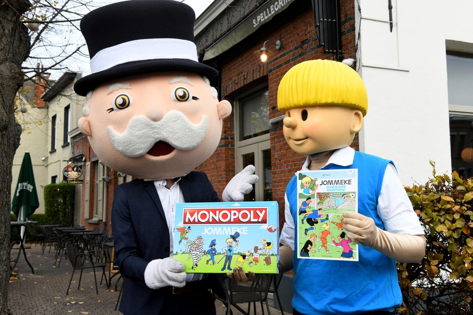 Mr. Monopoly en Jommeke tonen de speldoos en het album in het Steytelinckpark.  