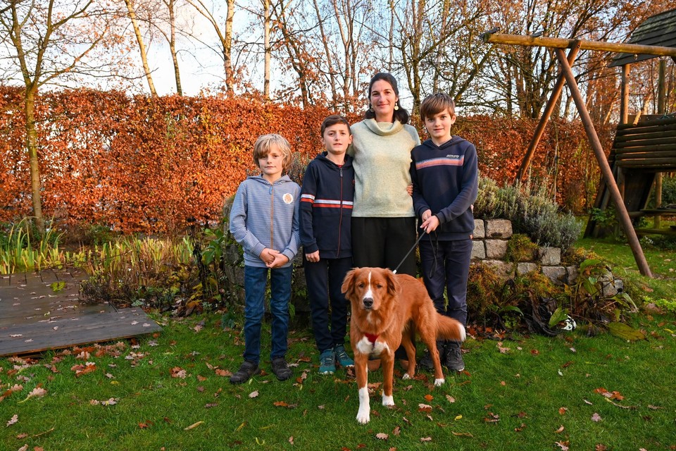 Raf (9), Ruben (10), mama Helena en Tomas (11) met hun hond Fons (8 maanden). 