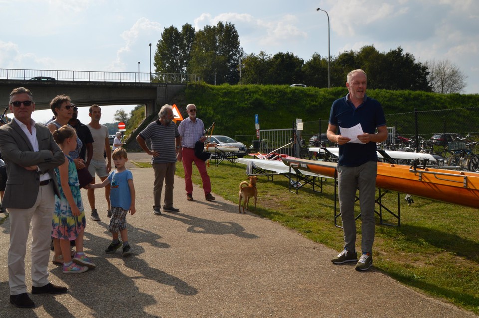 Voorzitter Yves Royackers houdt een speech op de dijk.