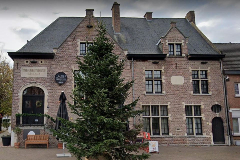 Het minimumbod voor de pastorie (rechts) was 325.000 euro, maar dat is er niet gekomen.