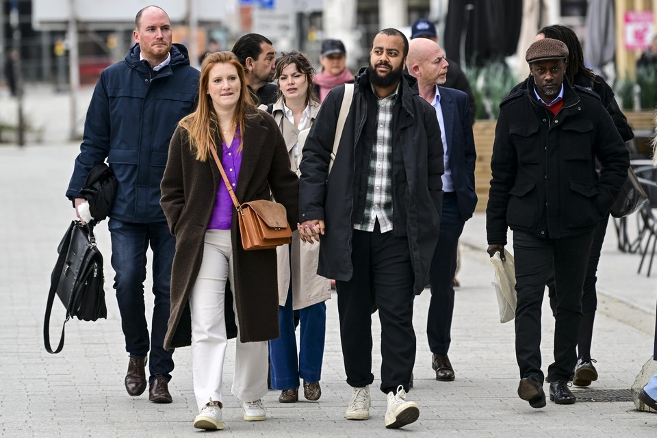 De familie van de overleden Sanda Dia (20) bij aankomst maandagochtend aan het Antwerpse hof van beroep.