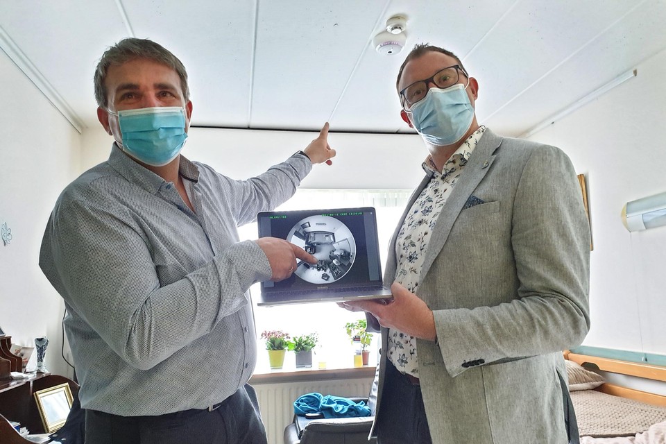 Schepen van Sociale Zaken Bert Vangenechten en Tim Beullens van Delta Care demonstreren hoe de slimme sensor werkt.