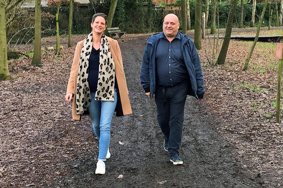 De hoogzwangere schepen en haar vervanger Rob Blockx hielden al een eerste (coronaveilige) wandelvergadering.