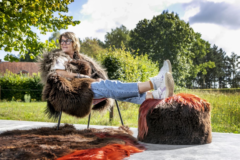 Saskia Dekkers tussen haar zelfgemaakte vloerkleedjes van schapenvellen, bij haar thuis in Heist-op-den-Berg.