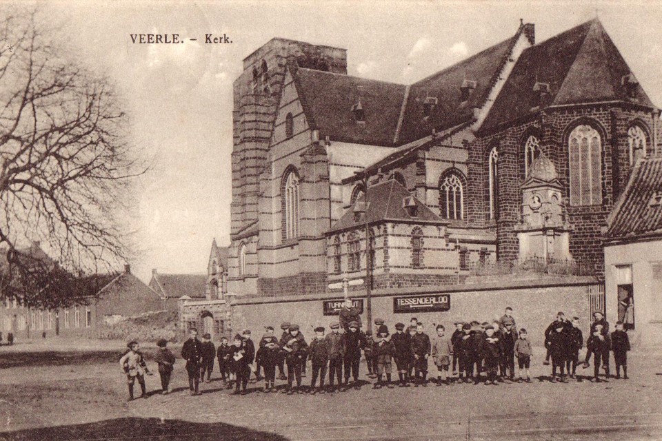 De kerk net na de heropbouw, nog zonder toren.