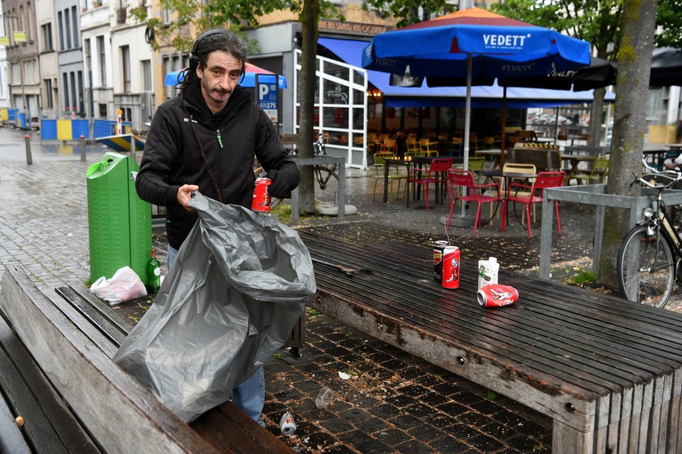 Weer of geen weer. Ahmed Benkerroum is quasi dagelijks trouw in de weer op de Dageraadplaats om de rotzooi op te ruimen die mensen er de avond voordien hebben achtergelaten.
