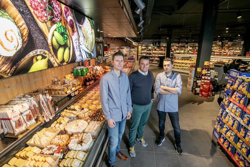Winkelmanagers Bart Van Aelst en Nikki Huysegems samen met medezaakvoerder Philippe Hoeck (centraal) in de nieuwe winkel.  