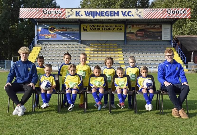 Ook de jongste voetballertjes krijgen bij Wijnegem VC een prima begeleiding.