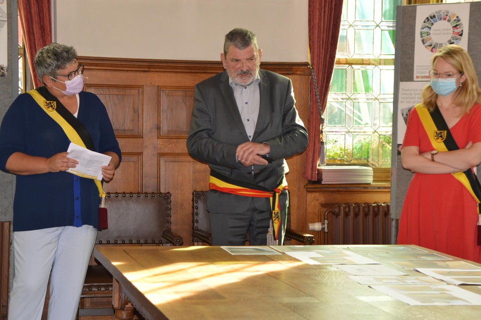 Schepen Joris, burgemeester Hendrickx en schepen Van Looy verwelkomen de helden.