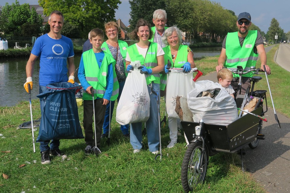 Eén van de groepen groene tornado’s van wijkvereniging Donk in actie op de berm tussen vaart en Sluizenstraat.