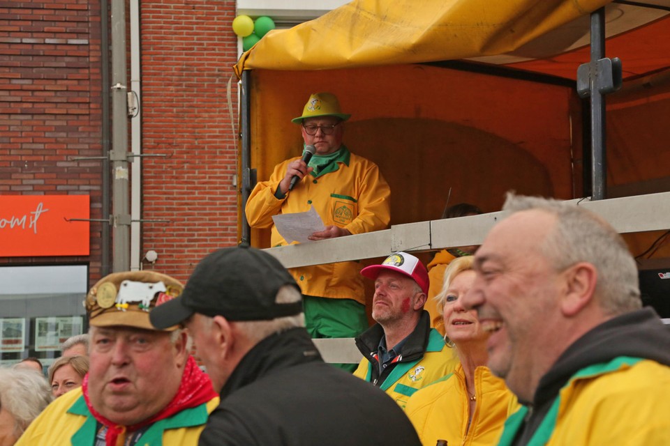 Speaker houdt toeschouwers op de hoogte.
