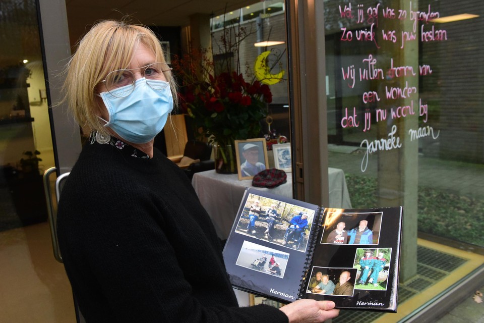 Afdelingshoofd Ilse Verbiest met het fotoboek van Frans bij het herdenkingshoekje in woning Violet.