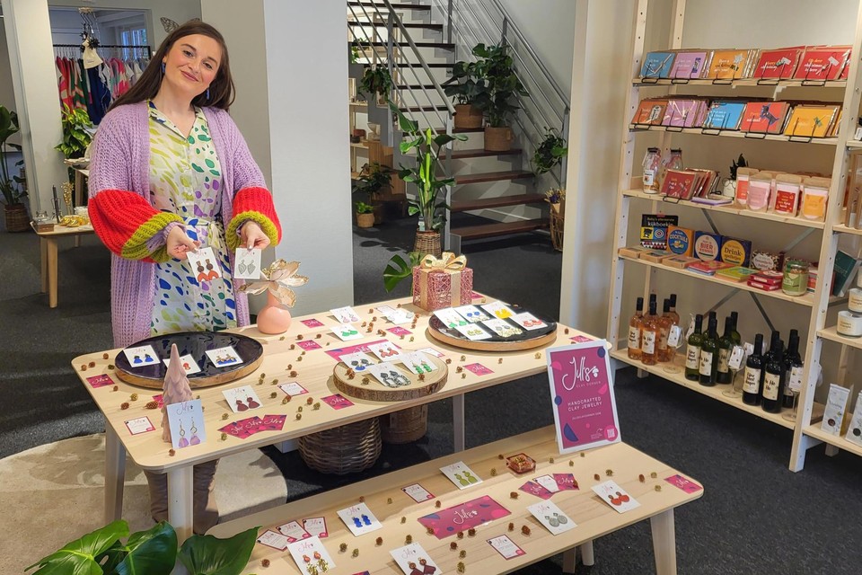 Jill De Coster toont haar handgemaakte juweeltjes uit klei die ze in Jacob’s Conceptstore in Geel verkoopt. 