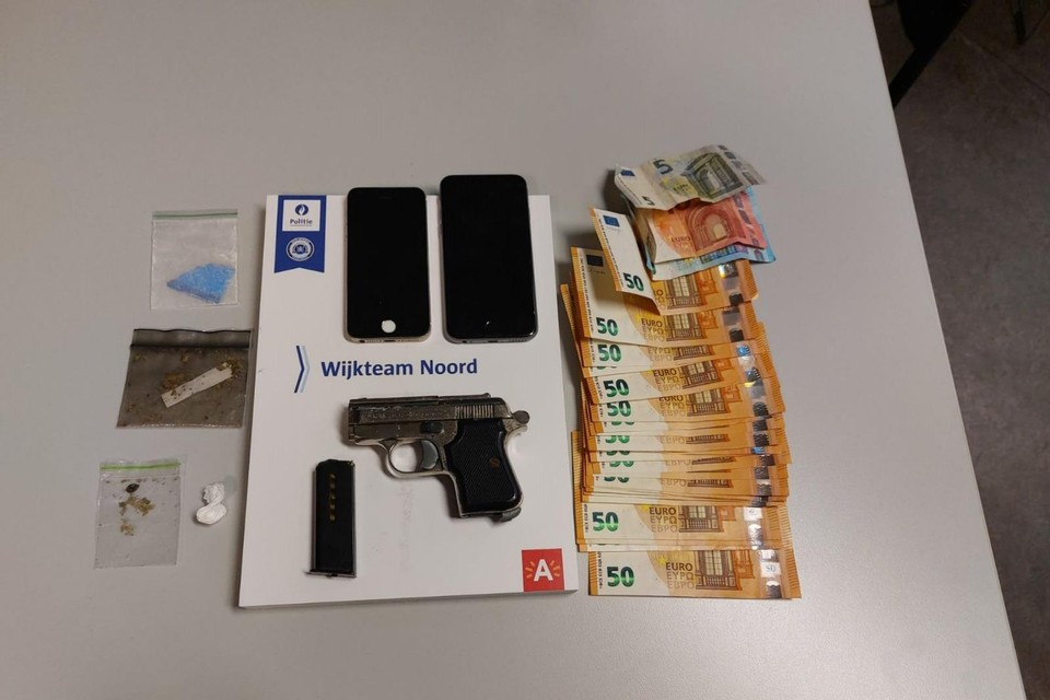 De man was in het bezit van een dosis cocaïne, 1.230 euro cash en een geladen vuurwapen. 