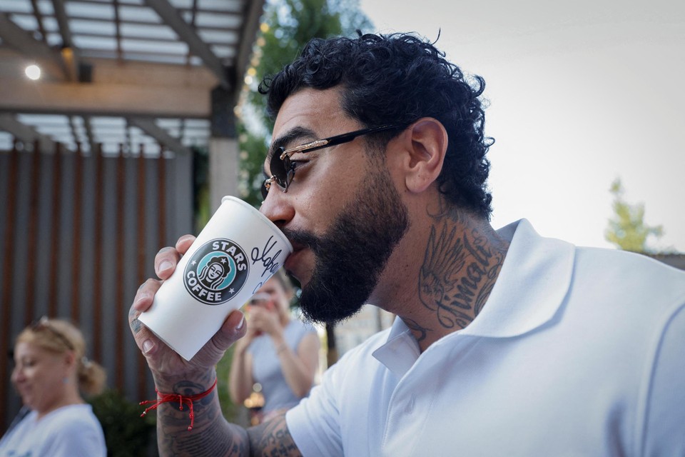Rapper Timati drinkt een eerste Stars-koffie, met een logo dat nogal doet denken aan dat van Starbucks