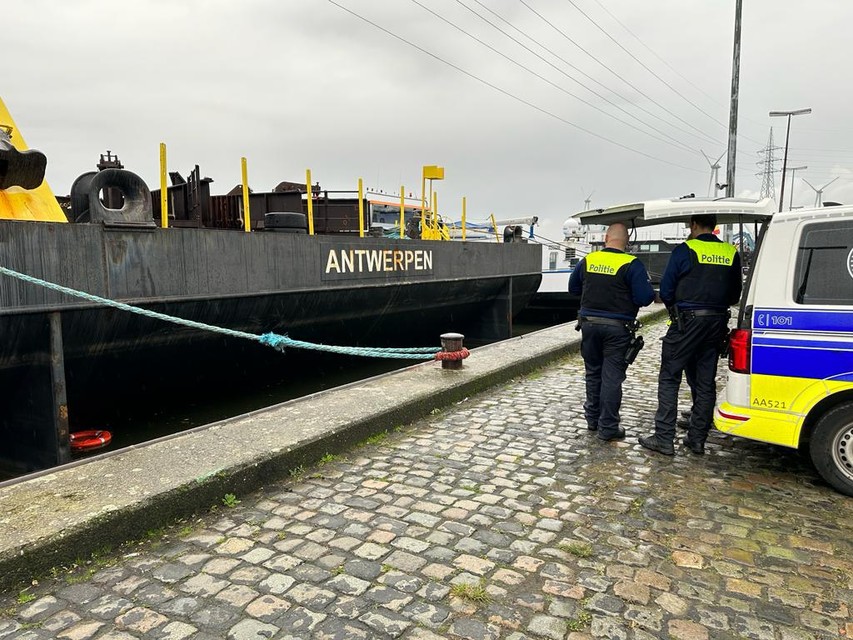 De politie stelde een perimeter in aan het Straatsburgdok in Antwerpen.  