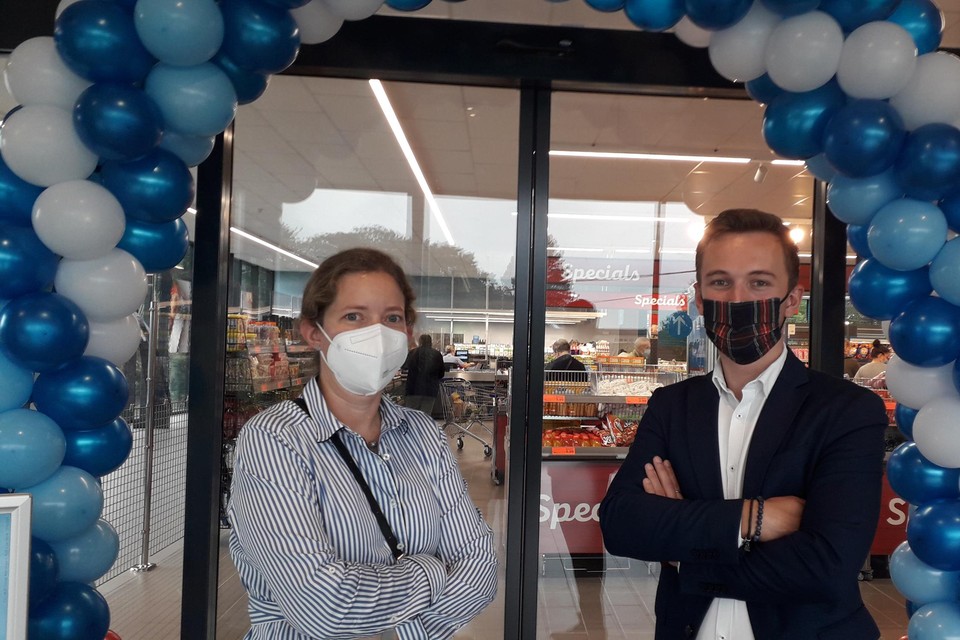 Michèl Belleflamme en Simon Claus van de immo-afdeling van Aldi kwamen vandaag de nieuwste winkel inspecteren.