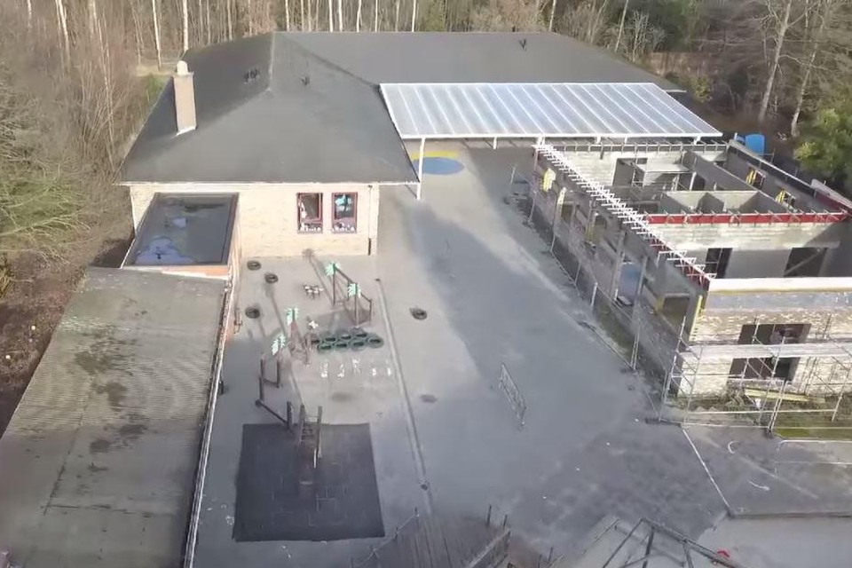 De werken aan twee nieuwe klaslokalen liggen al bijna een jaar stil.