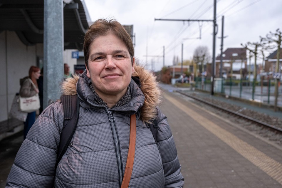 Dominique Van Laer neemt liever de trein in Puurs, maar door een storing aan de spoorwegbrug is ze naar Bornem gekomen.