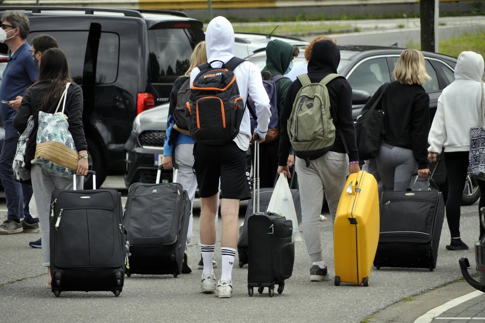 In tegenstelling tot deze jongeren keerden zeker 20 anderen niet met de ‘coronabus’ terug naar België maar met het vliegtuig. 