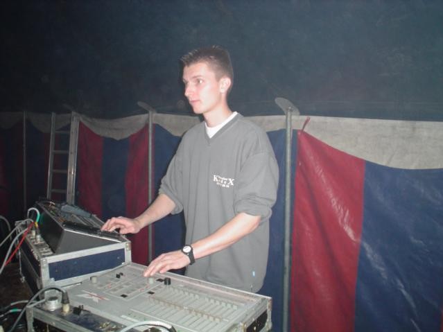 Nick als DJ Kodex aan het werk op een tentfuif. 