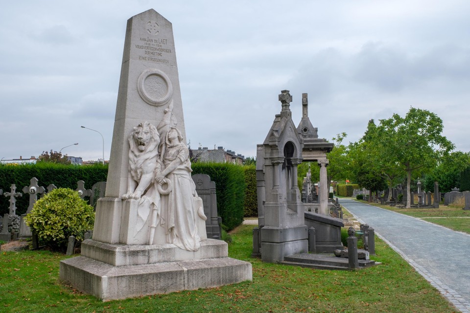 Het grafmonument van Jan De Laet, dat in 2017 volledig werd gerestaureerd.