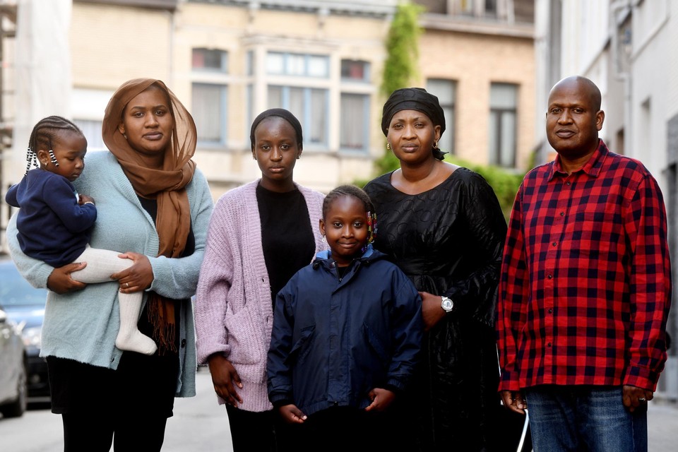 Tante Fatoumata () en haar man Modibo met drie van hun vijf kinderen: Tenda (28, ), Kadia (21) en N’Doye (8), die naar haar overleden nichtje werd vernoemd.