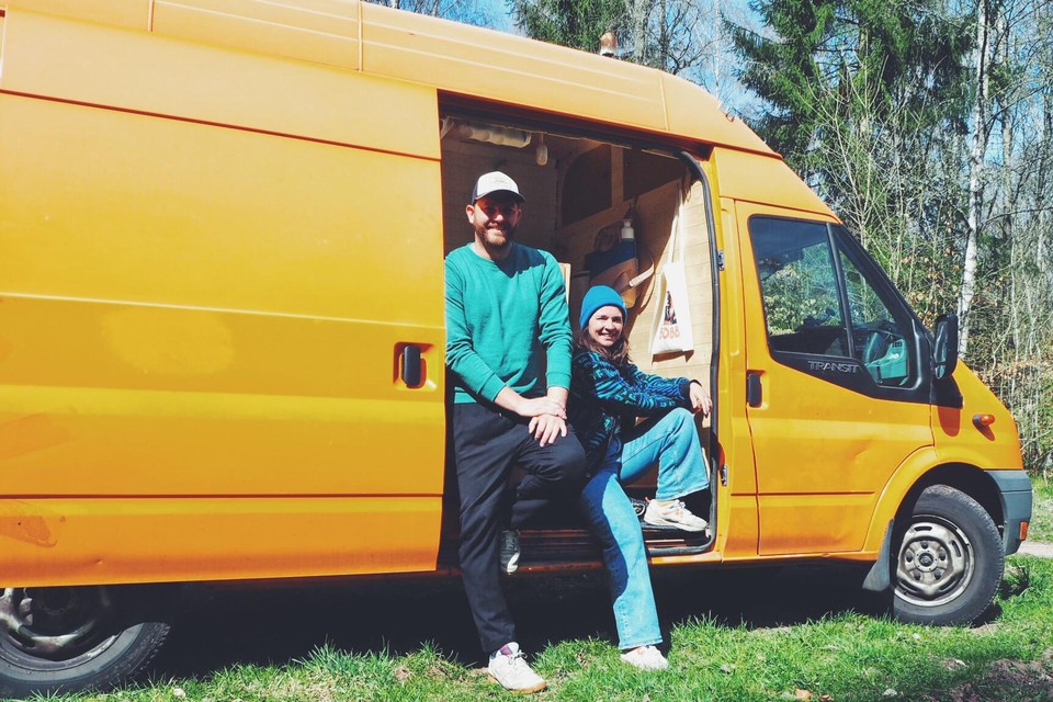 Wout Geysen en Julie Vermeiren zijn met Odette de camionette in Zweden beland.