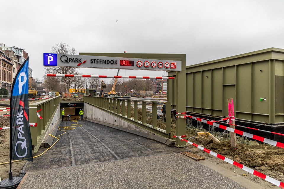 Строительство автостоянки в Gedempte Zuiderdokken было остановлено на 18 месяцев.