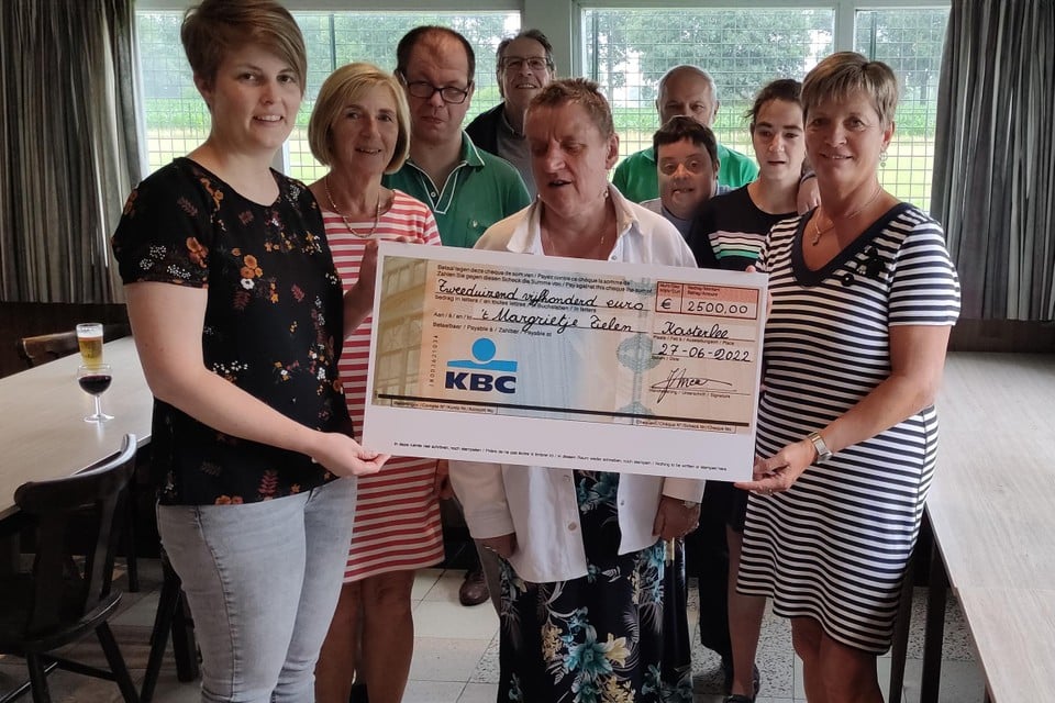 Een delegatie van ‘t Margrietje uit Tielen nam bij SK Kattenberg in Kasterlee de cheque van 2.500 euro in ontvangst.