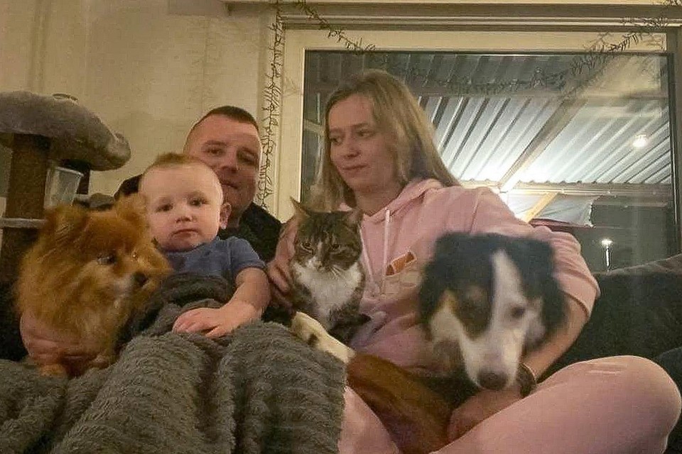 Pieter, Joyce en zoontje Ede met de onfortuinlijke Momo op schoot hopen dat de operatie woensdag succesvol wordt.