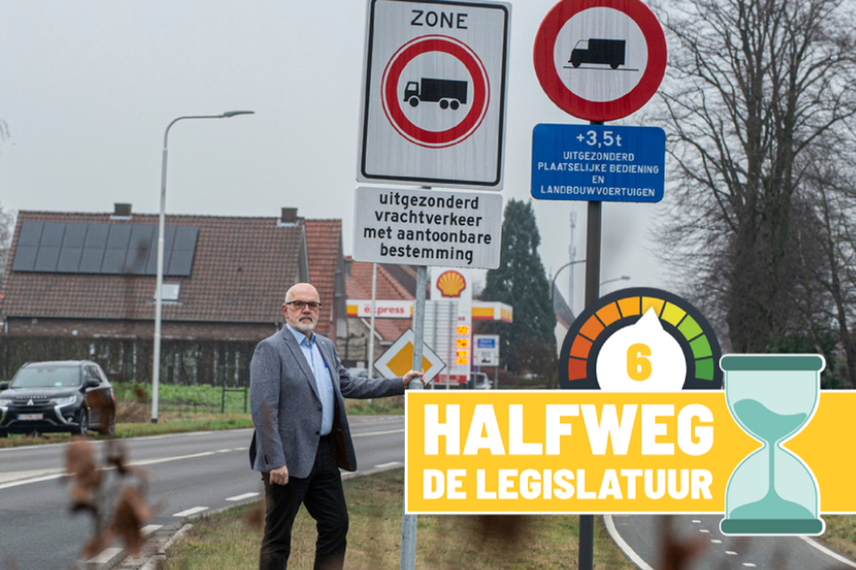 Burgemeester Frans de Bont (Forum+) aan het verkeersbord dat vrachtverkeer uit het centrum weert. Ironisch genoeg was dat voor oppositieleider Mark Bruurs nu net een maatregel die veel te lang op zich liet wachten. 