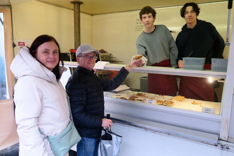 Jobstudenten Lander en Wout bedienen enkele van de vele fans van het bekende wafeltjeskraam van de familie Faes.