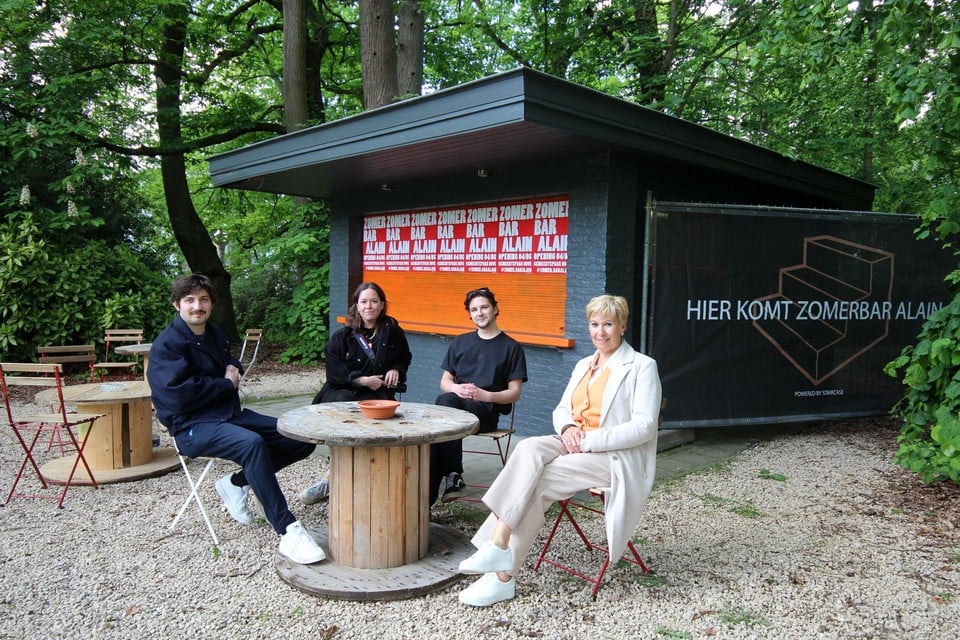 Flor, Enea en Han van Zomerbar Alain met schepen Lambrecht in het gemeentepark van Hove.