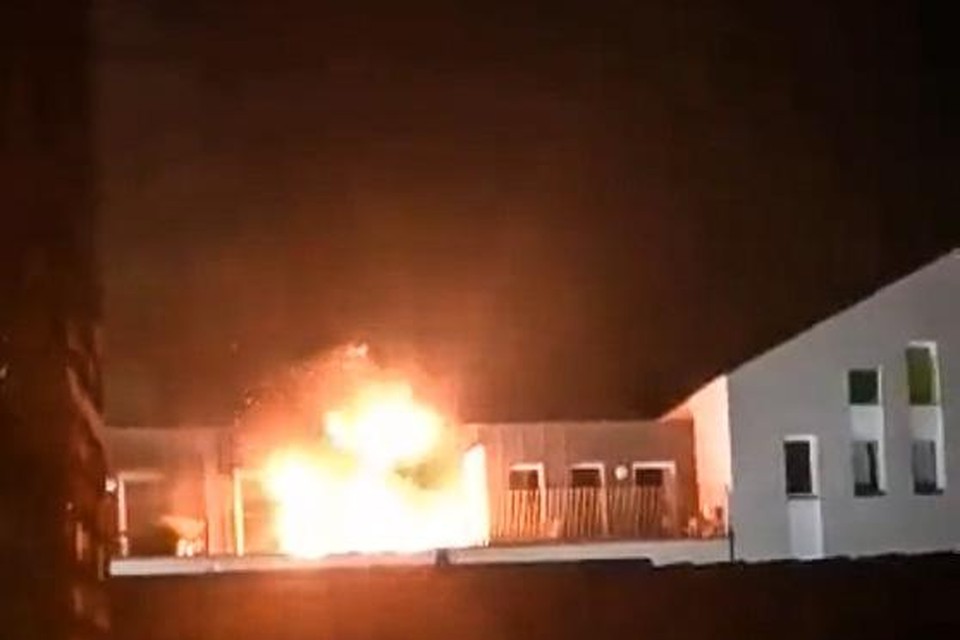 Bij aankomst van de brandweer waren er al metershoge vlammen te zien