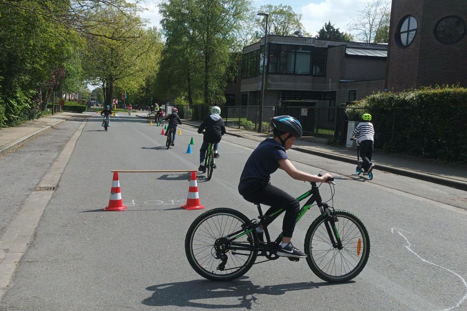 De verkeersdag was gevuld met themalessen, een verkeersbordenwandeling en een fietsparcours.