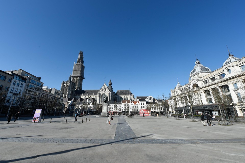 Een zo goed als lege Groenplaats in Antwerpen tijdens de lockdown in maart.