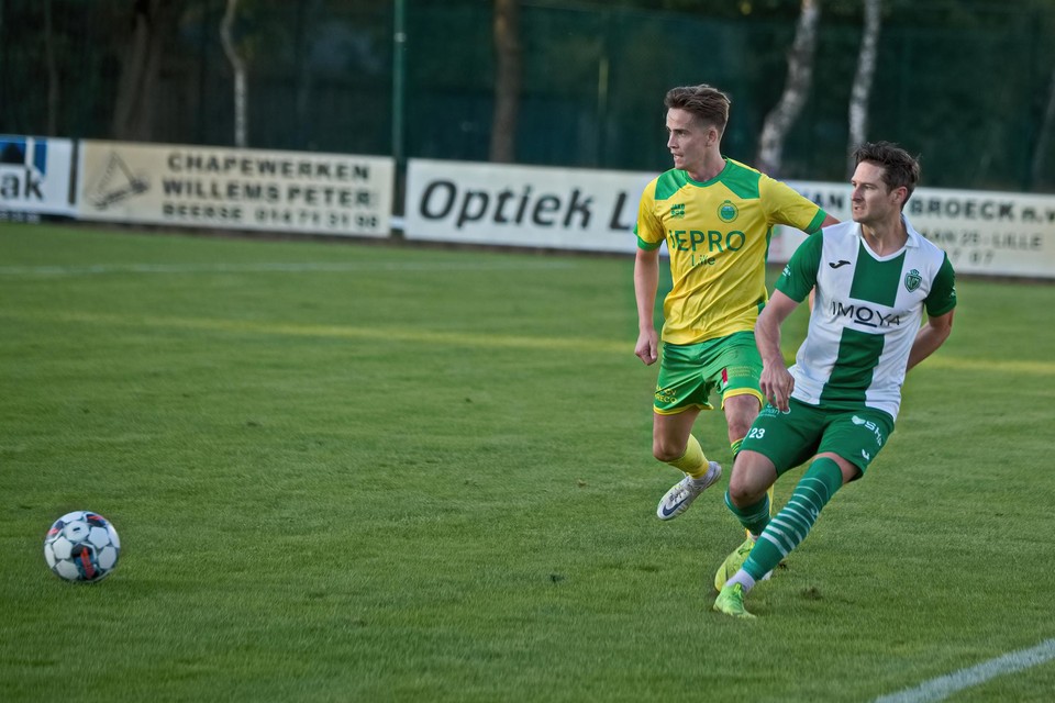 Michiel Meynendonckx (links) van Lille United met Dries Ventôse, die twee keer scoorde voor Racing Mechelen. 