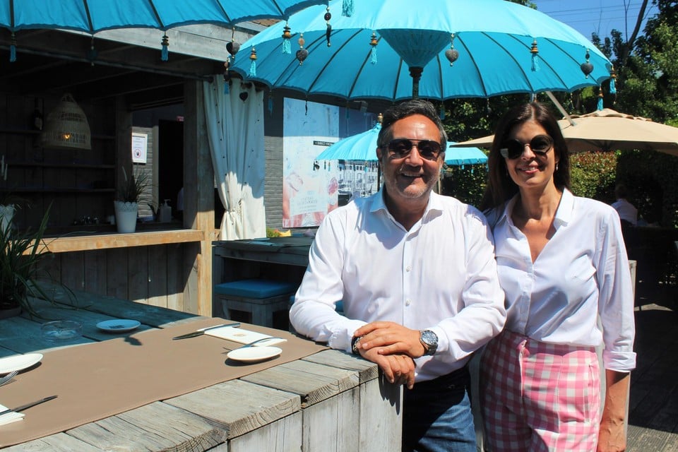 Uitbaters Richy Utoro en Christine Verstraeten van restaurant Passade op hun zomers terras.