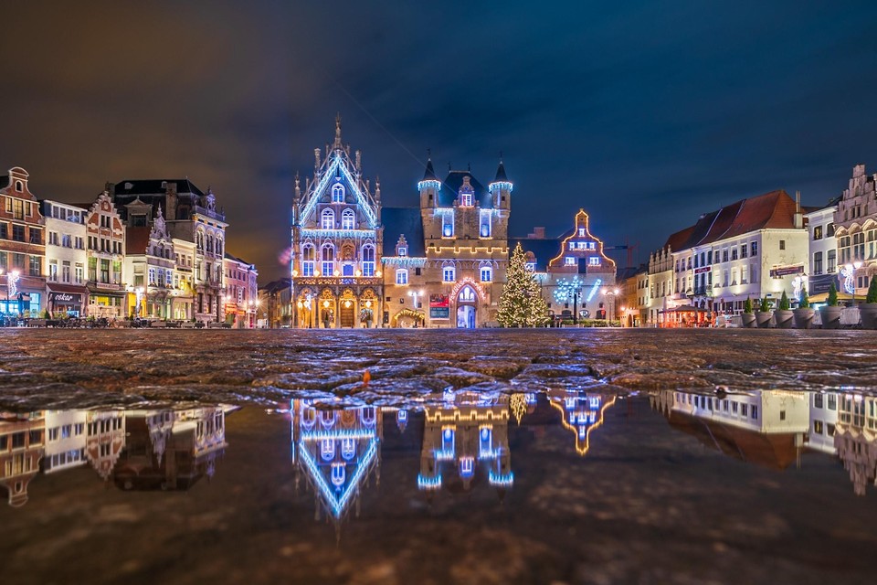 De kerstverlichting van het Mechelse stadhuis tijdens de eindejaarsperiode in 2019.