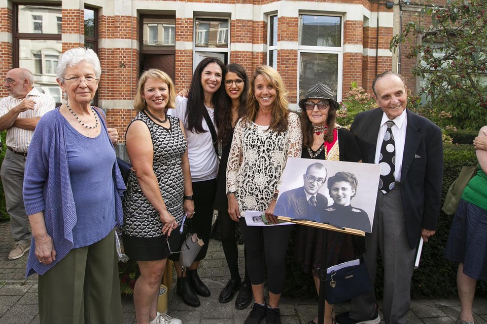 De familieleden uit Canada en Amerika voor het huis van Helene Szafran-Rutzki en Chaim Szafran in de Cruyslei. 