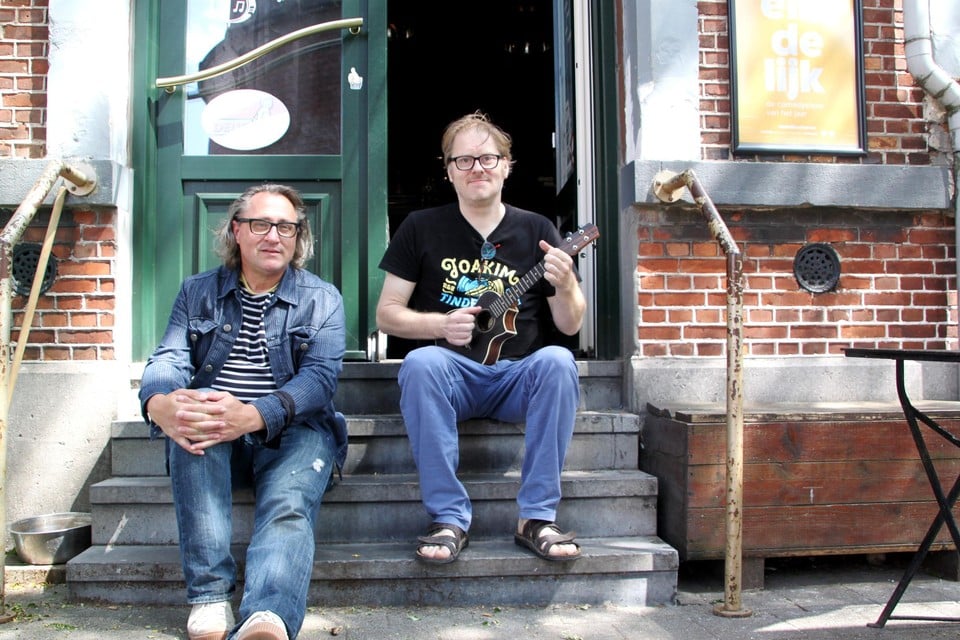 Peter Maene en Dennie Dax op de dorpel van café Dax: “Veel concurrentie voor de Turnhoutse zomerhit van 2021 is er waarschijnlijk niet.”