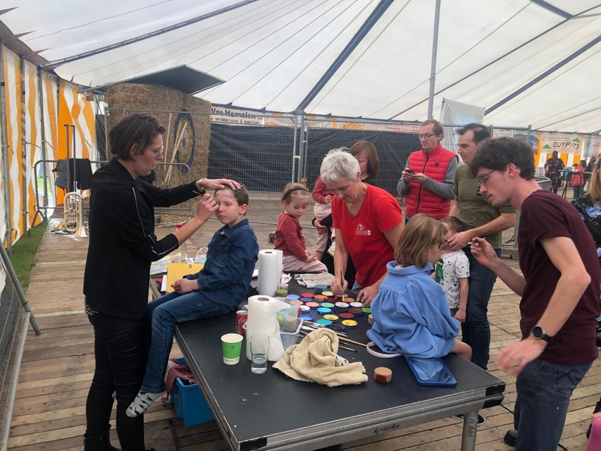 Kinderen konden zich in de feesttent van Achterlee laten grimeren.